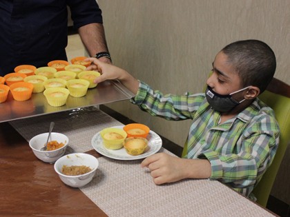 MAHAK children make sweets with their cancer-survivor friends