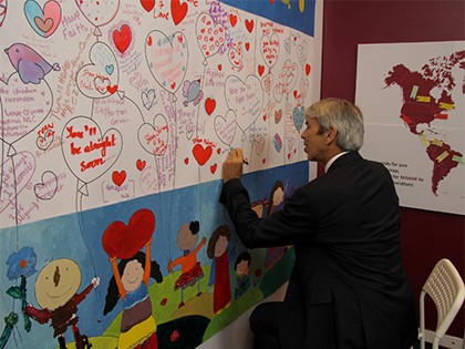 Prof. Eric Bouffet, head of SIOP, leaving a note for MAHAK children