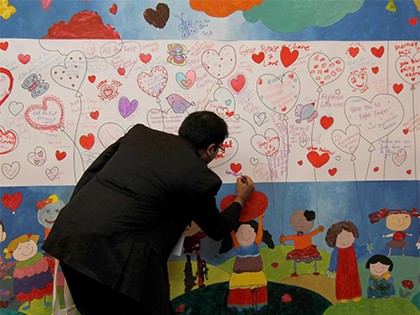 Visitor leaving a note for MAHAK children