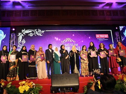 Saideh Ghods receives the Rania Award