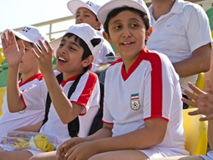 ابوالفضل و دوستش علی در مسابقه فوتبال دوستانه به نفع محک