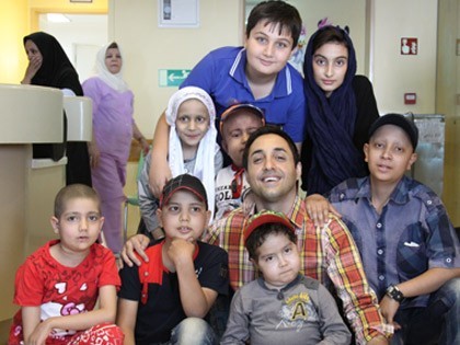 امیر حسین رستمی و کودکان محک در نقاهتگاه بیمارستان
