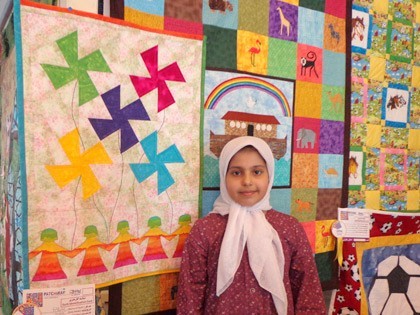 کوچک‌ترین هنرمند نمایشگاه که موضوع اثر هنری‌اش اتحاد کودکان پنج قاره بود.