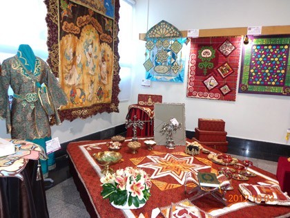 این نمایشگاه با هدف تأکید بر توانمندی و خلاقیت بانوان ایرانی و هم چنین پیوند فعالیت‌های هنری با امور خیریه برگزار شد.