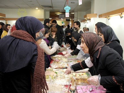 غرفه هایی با انواع غذاهای ایرانی و بین الملل پذیرای یاوران