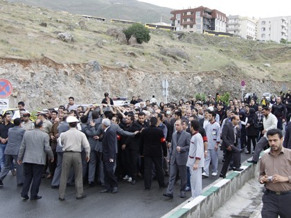 صدها نفر برای ادای احترام و قدردانی از زحمات انسان دوستانه او به محک آمده بودند